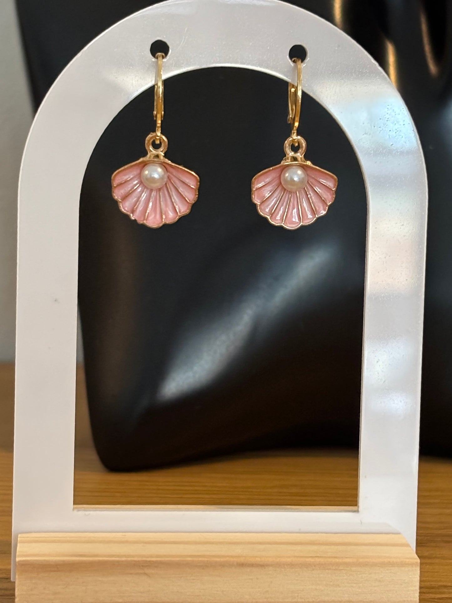 SHELLY– Sommerliche Ohrringe mit Perle & Muscheldesign