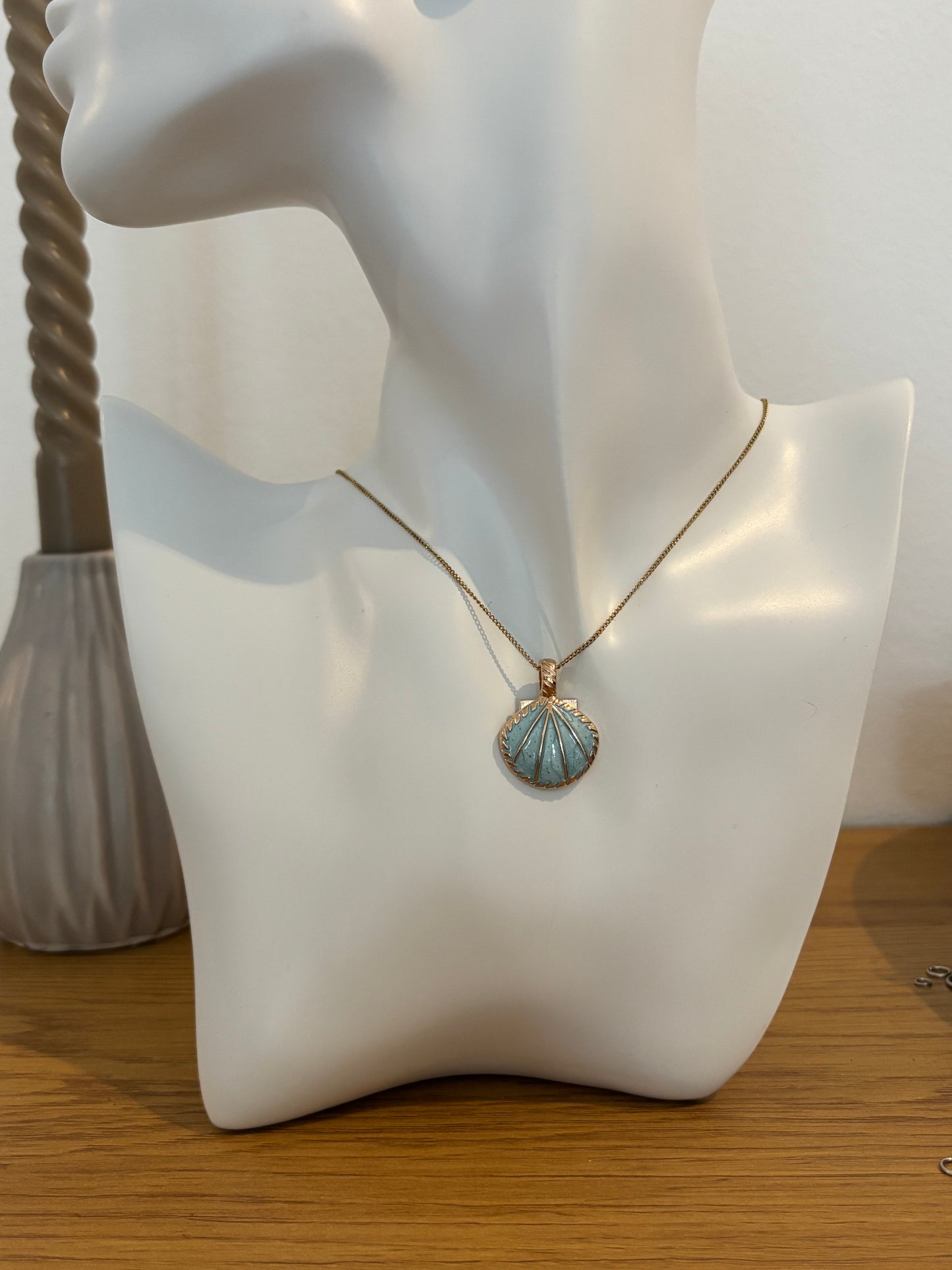 Blue Ocean Shell“ – Vergoldete Kette mit hellblauem Muschel-Anhänger