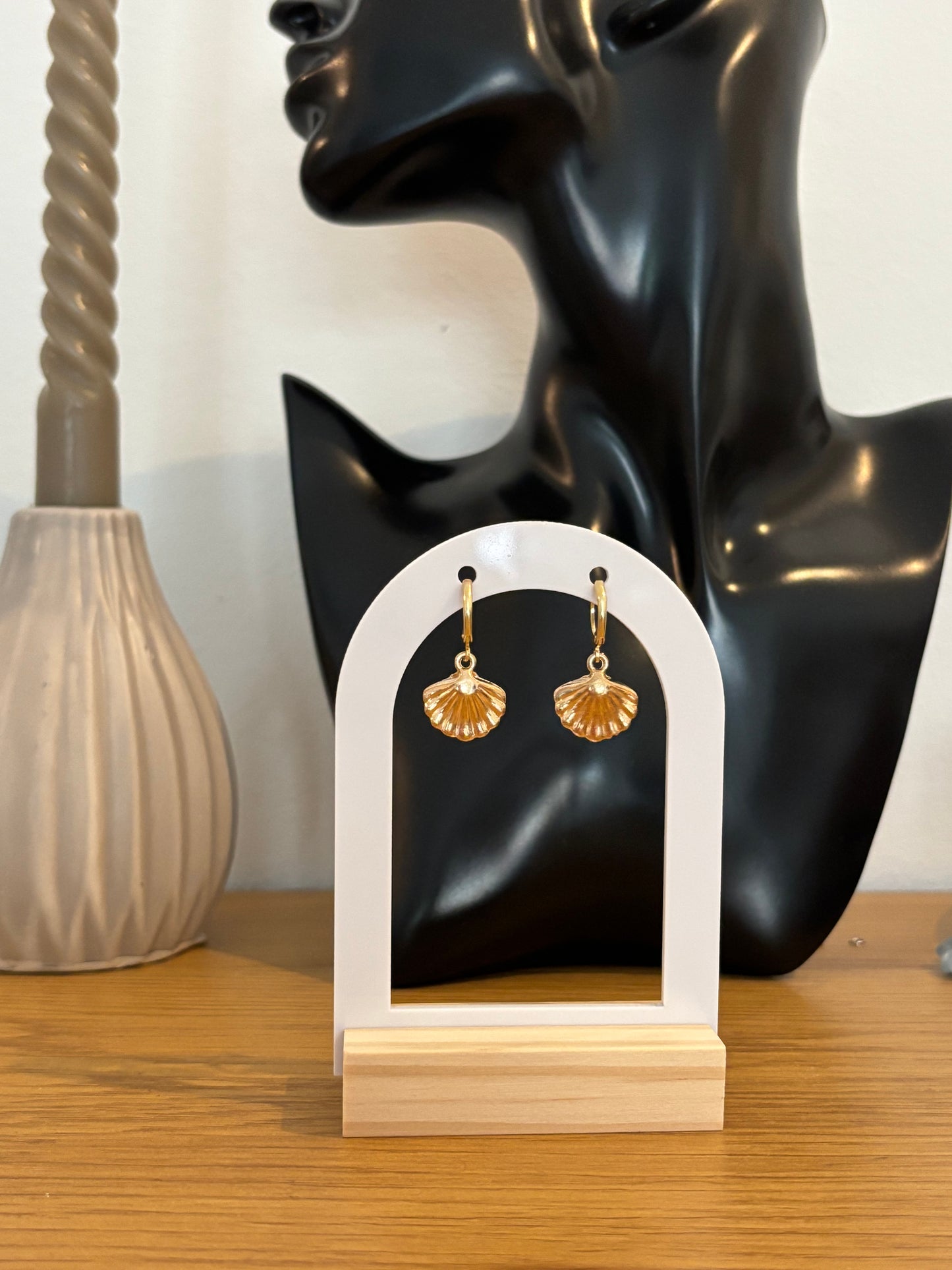 SHELLY– Sommerliche Ohrringe mit Perle & Muscheldesign