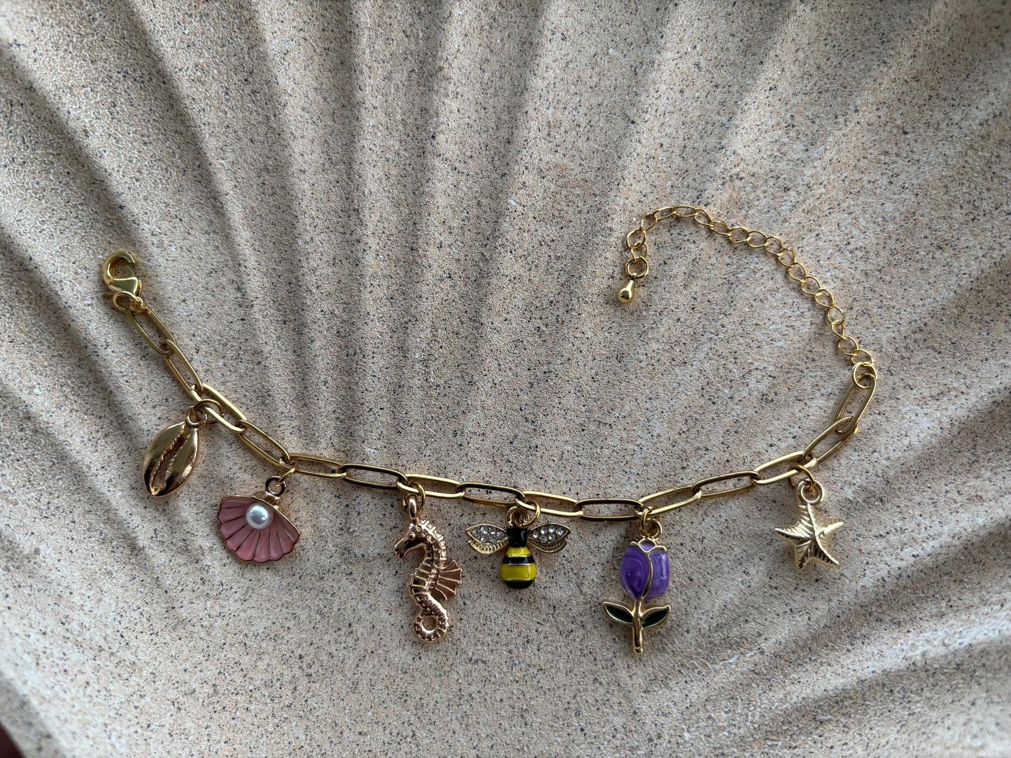 Sommerliches Charm-Armband mit Muschel, Biene & Blume - vergoldet 18 Karat🩷