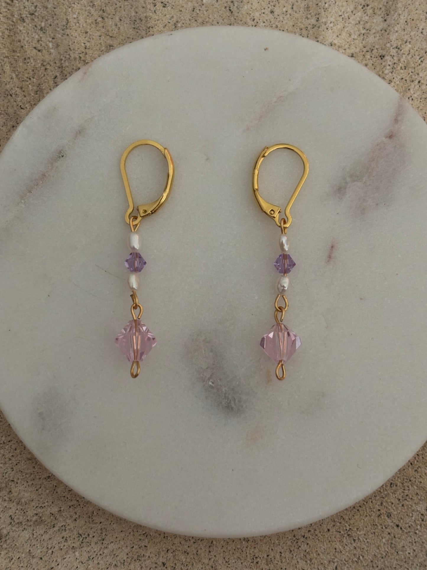 Handgemachte Ohrringe mit Swarovski-Kristallen & Süßwasserperlen - 18K vergoldet