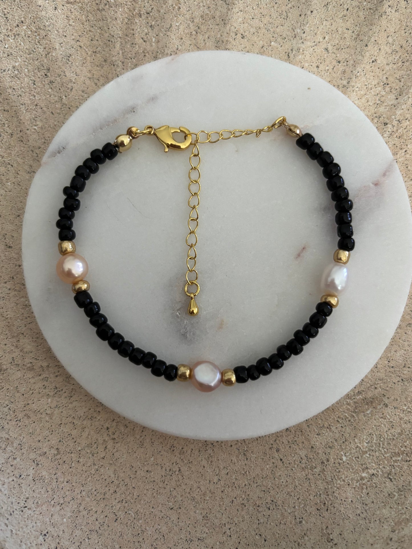Noir & Pearl 18 Karat vergoldetes Süßwasserperlen Armband