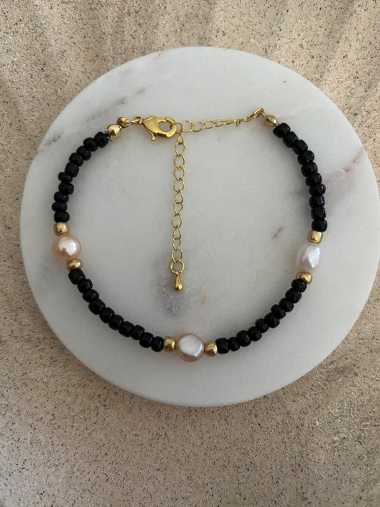 Noir & Pearl 18 Karat vergoldetes Süßwasserperlen Armband