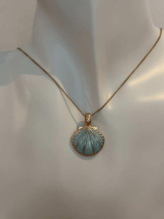 Blue Ocean Shell“ – Vergoldete Kette mit hellblauem Muschel-Anhänger