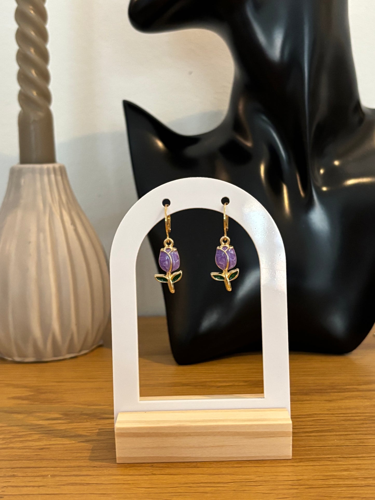 „Violet Bloom“ – Vergoldete Blumen-Ohrringe mit Emaille