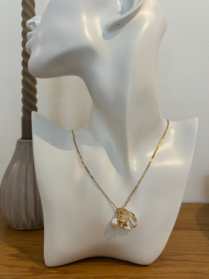 Oceana– Vergoldete Kette mit Muschel, Perle & Seestern (elegant, feminin)
