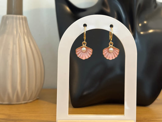 SHELLY– Sommerliche Ohrringe mit Perle & Muscheldesign