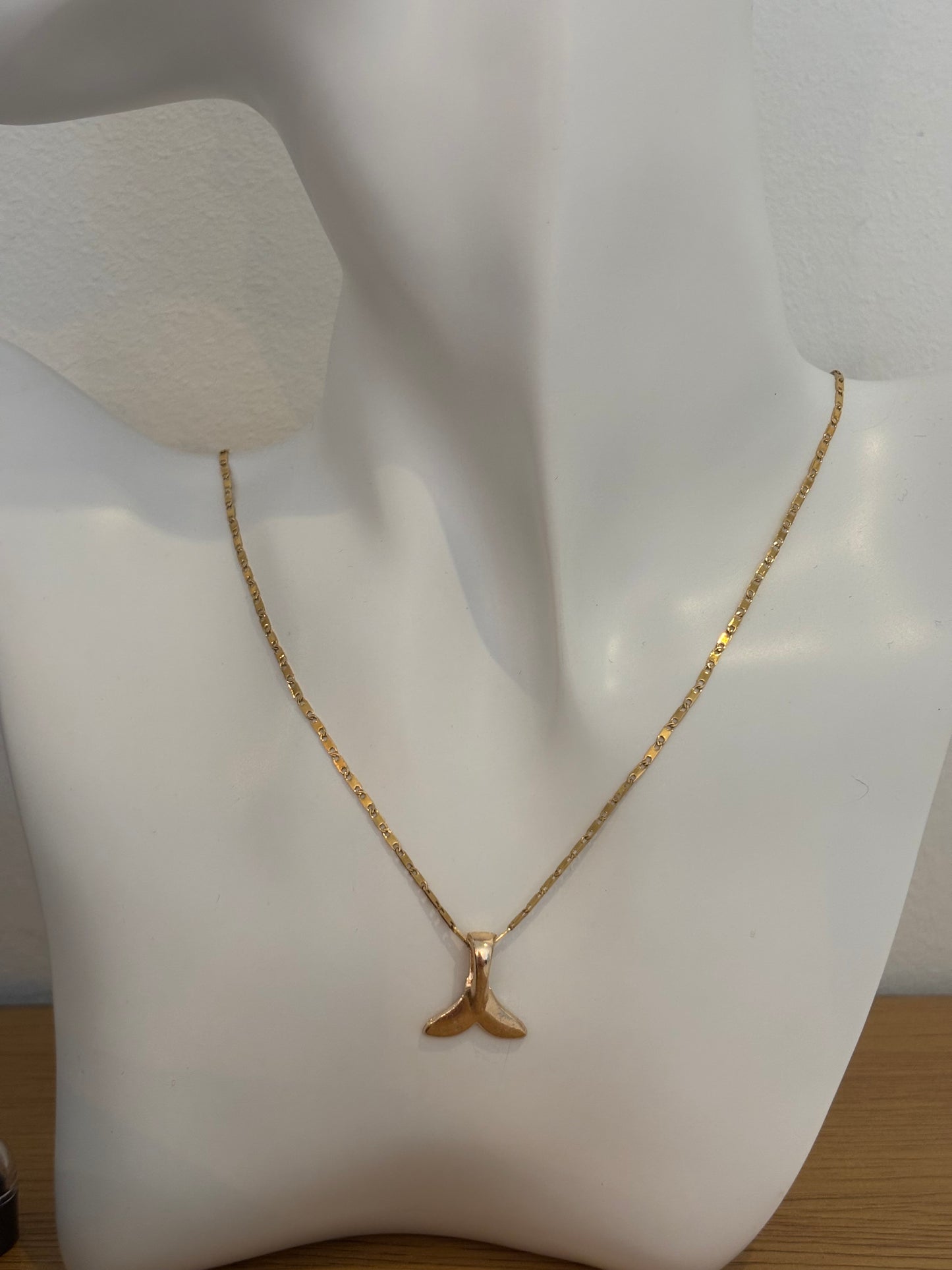 18 Karat vergoldete Kette mit Walflossen-Anhänger - maritimer Look