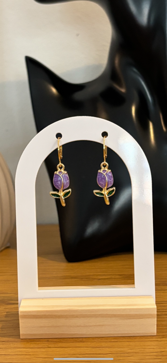 „Violet Bloom“ – Vergoldete Blumen-Ohrringe mit Emaille