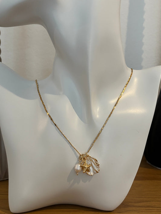 Oceana– Vergoldete Kette mit Muschel, Perle & Seestern (elegant, feminin)
