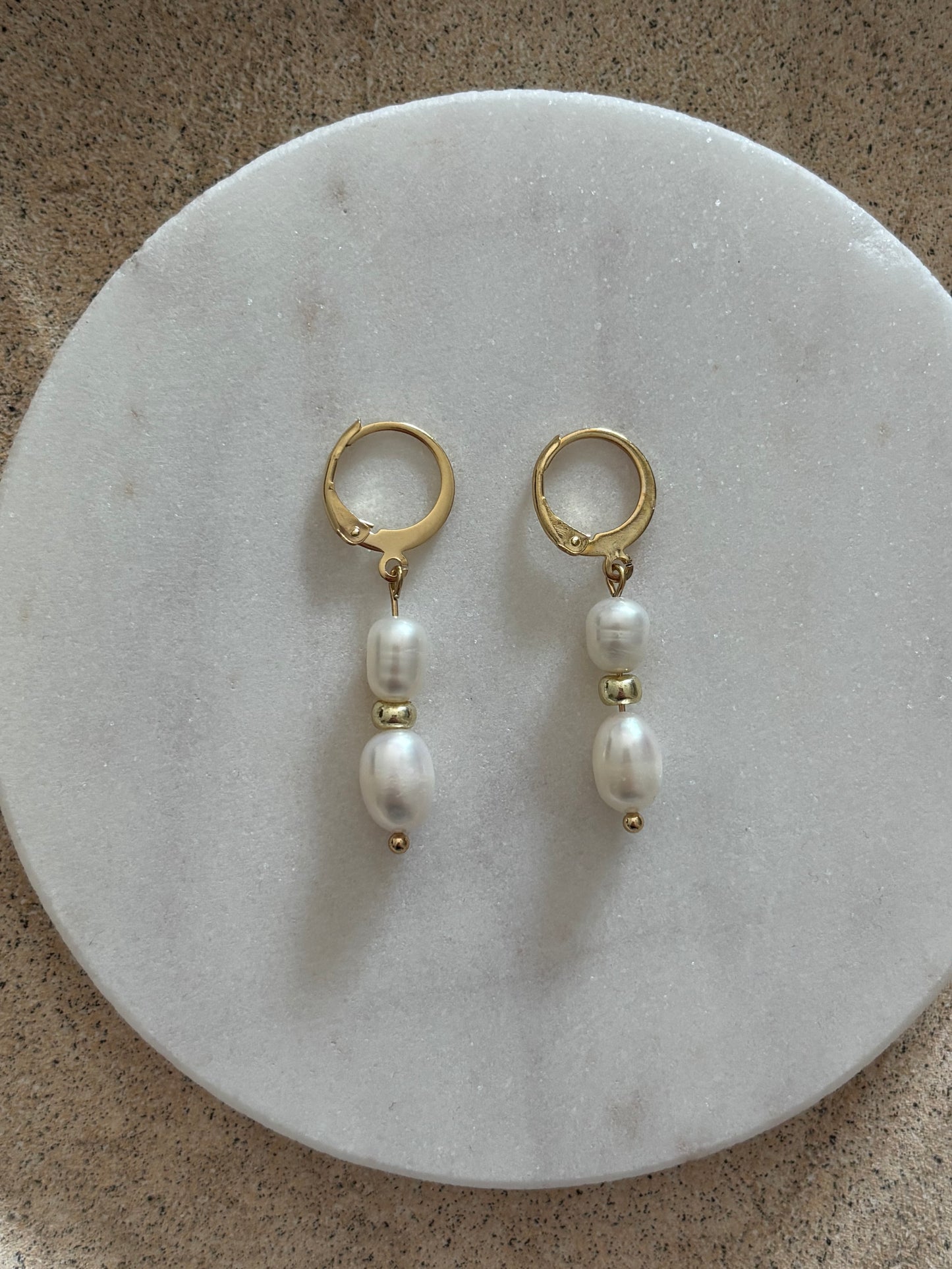 18 Karat Vergoldete Ohrringe mit echten
Süßwasserperlen „Pearl“